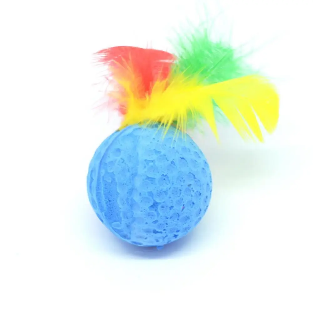 צעצוע לחתול לכדור עם נוצה צעצוע לחתול לכדור עם נוצה